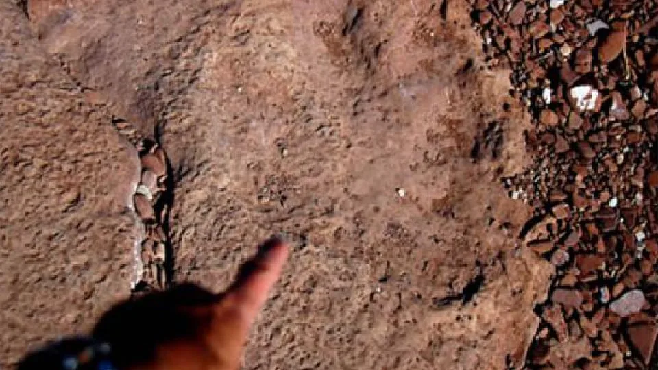 Una Enorme Huella 01